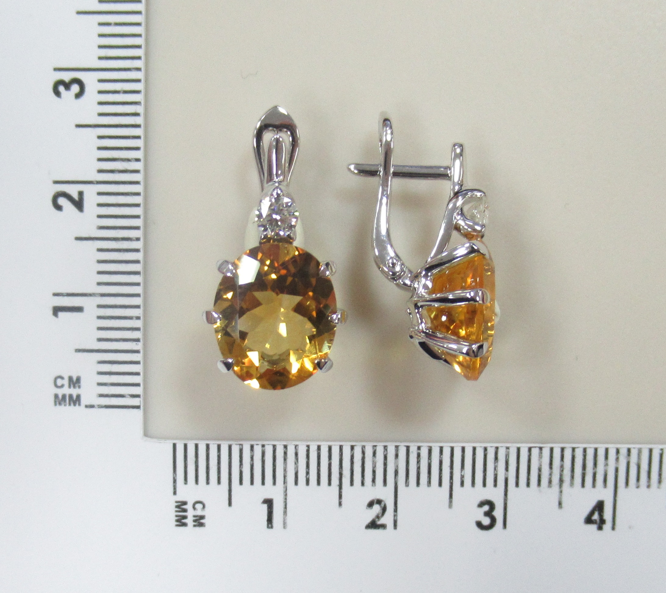 Серьги из белого золота с цитринами
